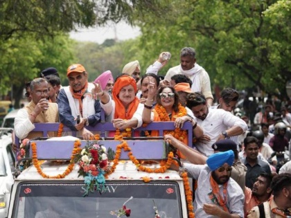 Lok sabha election 2019 BJP cancels Anupam Kher rally for MP Kirron Kher due to No crowd | अनुपम खेर की रैली में बीजेपी नहीं जुटा पाई भीड़, कार्यक्रम स्थल से अभिनेता को लौटना पड़ा वापस