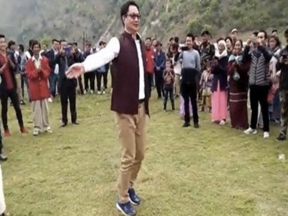 kiran rijiju dancing on folk song video shared on koo app goes viral see viral video | किरण रिजिजू ने लोकगीत पर किया शानदार डांस, लोगों ने जमकर की तारीफ, वीडियो वायरल