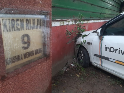 delhi Uncontrolled cab entered Union Minister Kiren Rijiju official bungalow a part of the wall collapsed | केंद्रीय मंत्री किरेन रिजिजू के सरकारी बंगले में अनियंत्रित होकर घुसी कैब, दीवार का एक हिस्सा ढहा