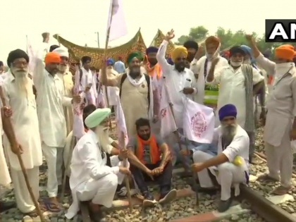 Agriculture Bill Demonstration continues Punjab rail stop protest begins train services suspended | कृषि विधेयकः पंजाब में प्रदर्शन जारी, विरोध में रेल रोको प्रदर्शन शुरू, ट्रेन सेवाएं निलंबित, रेल पटरियों पर पालथी मारकर बैठे