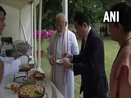 Watch Prime Minister Narendra Modi and Japanese PM Fumio Kishida tried Gol Gappe, Lassi | Watch: पीएम मोदी संग जापानी प्रधानमंत्री फुमियो किशिदा ने खाए गोल गप्पे और लस्सी का भी स्वाद लिया, देखें यहां