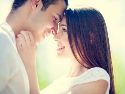 National Kissing Day: 8 interesting fact about kissing in Hindi | National Kissing Day: जीवन के 336 घंटे किसिंग करने में खर्च कर देते हैं लोग, जानें किसिंग से जुड़ी 8 रोचक बातें