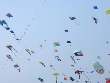 Lockdown set up Rangbaj kites fair on sky of Awadh | लॉकडाउन ने अवध के आसमान पर लगाया ''रंगबाज'' पतंगों का मेला, युवाओं के साथ-साथ बूढ़े भी लड़ा रहे पेंच