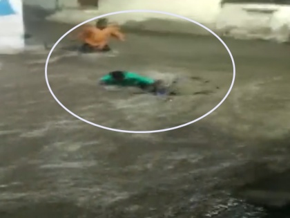 Video Hyderaba heavy rain man with a bike drowned in rain water on road flood-like situation | वीडियोः हैदराबाद में बीच सड़क बारिश के पानी में बाइक संग बहा शख्स, ऐसे बची जान, कई इलाकों में बाढ़ जैसी स्थिति