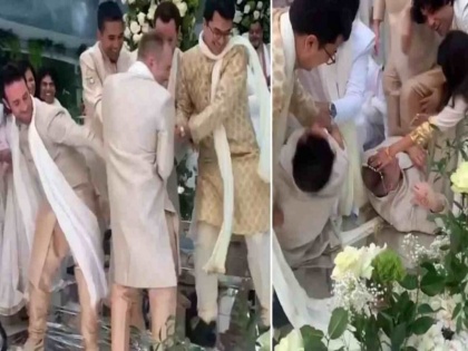 joota churai video jija saali rituals bet you have never seen such a juta chupai | शादी में रिश्तेदारों ने ऐसे चोरी किए जूते, लोगों ने कहा- "जूते के लिए ऐसी लड़ाई नहीं देखी" , वीडियो वायरल