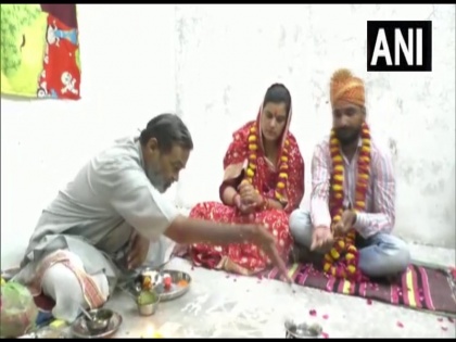 Muslim husband divorced wife adopted Hinduism and married her lover now threatened with death | मुस्लिम पति ने दिया तलाक तो महिला ने हिंदू धर्म अपनाकर प्रेमी से रचाई शादी, अब जान से मारने की मिली धमकी