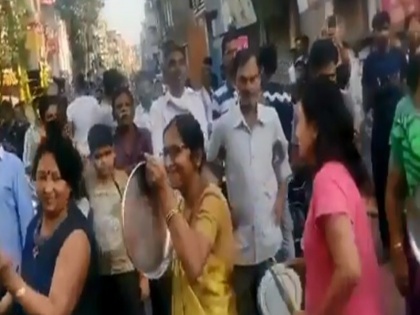 bollywood actor sonu sood twee on video of people dancing in janta curfew | जनता कर्फ्यू के दौरान सड़कों पर जुटी भीड़ को देखकर बॉलीवुड एक्टर हैरान, कहा- कोरोना भारत से चला गया...