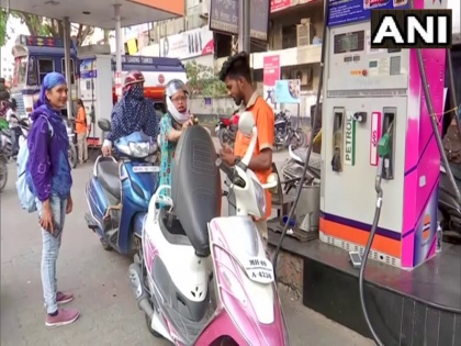 Maharashtra Amidst rising oil prices petrol pump owner put a notice no petrol below Rs 50 | महाराष्ट्रः तेल की बढ़ती कीमतों की वजह से पेट्रोल पंप पर हो रही किचकिच, परेशान होकर मालिक ने उठाया ये कदम