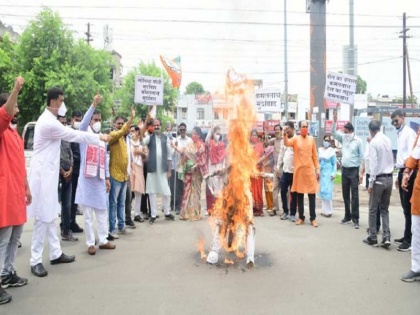 BJP burnt effigies of Kamal Nath, accused of benefiting China | भाजपा ने 1000 जगहों पर कमलनाथ के पुतले फूंके, लगाया चीन को फायदा पहुंचाने का आरोप