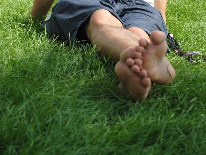 know bare feet grass walking benefits reduce stress improve eyesight health tips in hindi | नंगे पैर घास पर चलने से होता है तनाव कम-बढ़ती है आंखों की रौशनी, जानें बेयर फूट वॉक के चमत्कारी फायदे
