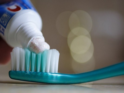 know how to brush your teeth toothpaste oral health tips in hindi | ज्यादा देर तक नहीं रगड़े दांत वरना हो सकती है आपको ओरल हेल्थ की समस्या, यहां जानें क्या है ब्रश करने का सही तरीका