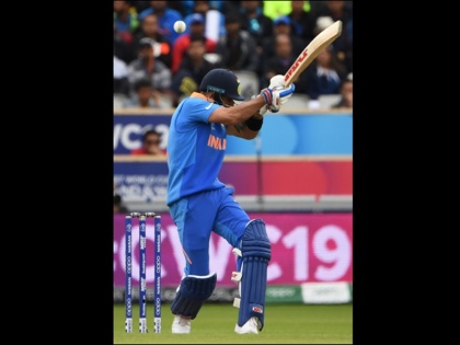 ICC World Cup 2019, India vs Pakistan: Kohli walks to his own self-conciousness | ICC World Cup 2019, IND vs PAK: कोहली से हुई भारी भूल, नहीं थे आउट, गलतफहमी में खुद ही लौट गए पवेलियन