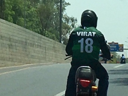 ICC World Cup 2019: Virat Kohli Fan Spotted Riding a Bike in Lahore | ICC World Cup 2019: पाकिस्तान की जर्सी पर दिखा कोहली का नाम, तस्वीर वायरल