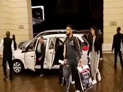 South Africa tour: Virat Kohli-Led Indian Cricket Team Reaches Cape Town | साउथ अफ्रीका के केपटाउन पहुंची टीम इंडिया, विराट-अनुष्का साथ आए नजर