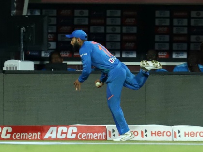Superman Virat Kohli grabs a stunner catch on Long On of Shimron Hetmyer | विराट कोहली ने बाउंड्री पर लपका जबरदस्त कैच, मैच के बाद कहा- हाथों में फंस गई थी गेंद