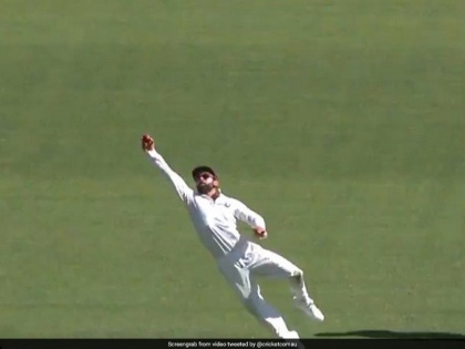 IND vs AUS: Virat Kohli takes a stunner to dismiss Peter Handscomb on 1st Day of Perth Test | IND vs AUS: विराट कोहली ने पर्थ टेस्ट में हवा में उछलते हुए पकड़ा लाजवाब कैच, हुई जमकर तारीफ, देखें वीडियो