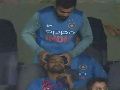 India Vs South Africa: Virat Kohli gives Shikhar Dhawan a head massage during third T20I vs South Africa | धवन को शांत रखने के लिए कोहली ने की हेड मसाज, वीडियो हुआ वायरल तो लोग लेने लगे मजे