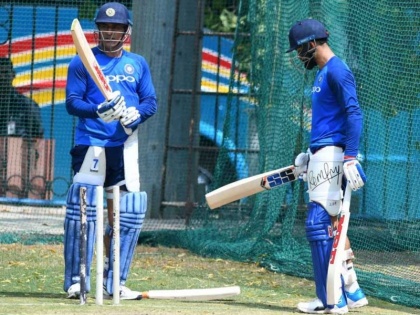 MS Dhoni, Virat Kohli seen sharing laugh, Exchange Bats during net practice Ahead Of first ODI against Australia | IND vs AUS: पहले वनडे से पहले धोनी-कोहली का खास अंदाज, प्रैक्टिस सेशन के दौरान 'बदले' बैट