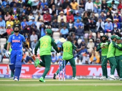 ICC World Cup 2019: Quinton De Kock Takes a stunning Catch To Remove Virat Kohli, Watch Video | IND vs SA: क्विंटन डि कॉक का विकेट के पीछे कमाल, एक हाथ से पकड़ा विराट कोहली का लाजवाब कैच, देखें वीडियो