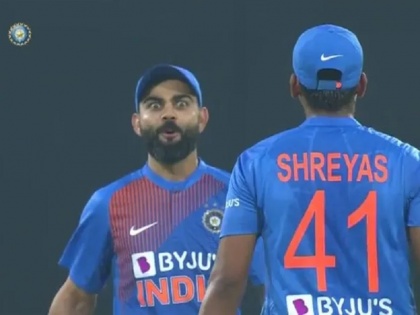 India vs Sri Lanka, 2nd T20: Virat Kohli reaction after Shreyas Iyer six hits stadium roof, Watch Video | IND vs SL: श्रेयस अय्यर का हैरान करने वाला छक्का, स्टेडियम की छत से जा टकराई गेंद, कोहली भी रह गए हैरान