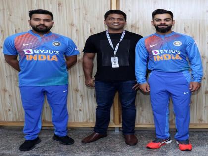 कप्तान कोहली और उपकप्तान <a href='https://www.lokmatnews.in/topics/rohit-sharma/'>रोहित शर्मा</a> के साथ बायजू के फाउंडर बाइजू रवींद्रन