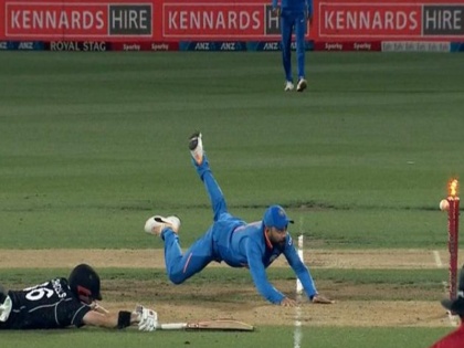 India vs New Zealand: Virat Kohli does a Jonty Rhodes; affects spectacular run out | कोहली ने हवा में उड़कर किया हेनरी निकोल्स को रन आउट, ICC को आ गई इस पूर्व साउथ अफ्रीकी खिलाड़ी की याद