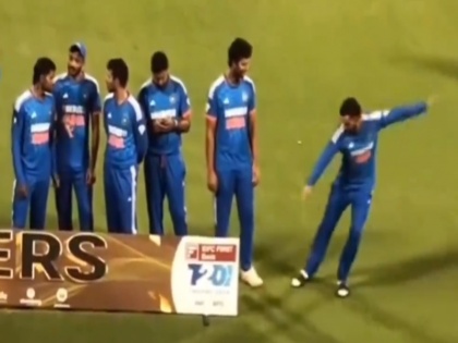 IND vs AFG 3rd T20I Virat Kohli Slides Into Team India's Group Picture After Series Win; Watch Video | IND vs AFG 3rd T20I: सीरीज जीतने के बाद ग्रुप फोटो के लिए स्लाइड करके पहुंचे विराट कोहली, वीडियो हुआ वायरल, देखें