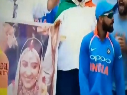 india vs south africa virat kohli reation on fans congratulating marriage with anushka sharma | वीडियो: बीच मैच में विराट ने दर्शकों के हाथ में देखा अनुष्का का पोस्टर, फिर दिया ऐसा रिेएक्शन