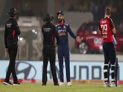 Virat Kohli Jos Buttler engage in heated verbal exchange during 5th T20 | मैच के दौरान जोस बटलर से भिड़ गए कप्तान विराट कोहली, अंपायर को करना पड़ा बीच-बचाव, वीडियो वायरल