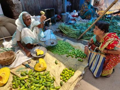 102 year old woman sells vegetables to help family | मजबूत इरादेः 102 वर्षीय महिला अपने परिवार की आर्थिक मदद के लिए बेचती है सब्जियां, पांच दशक से कर रही है ये काम 102 year old woman sells vegetables to help family | मजबूत इरादेः 102 वर्षीय महिला अपने परिवार की आर्थिक मदद के लिए बेचती है सब्जियां, पांच दशक से कर रही है ये काम