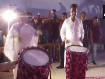 Kolkata Mamta Banerjee plays drums in Durga Puja pandal video of Garba is also viral | कोलकाताः ममता बनर्जी ने दुर्गा पूजा पंडाल में बजाया ढाक, गरबा करते वीडियो भी वायरल