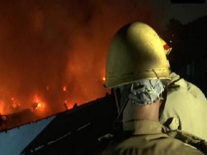 Kolkata tangra fire continues to rage after 12 hours, firefighters extinguished fire in some parts | कोलकाता: चमड़े के कारखाने और गोदाम में भीषण आग, 12 घंटे से ज्यादा का समय गुजरा, काबू पाने की कोशिश जारी
