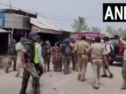 West Bengal protest with dead body in Kaliaganj against abducted rape and murder of Class 12 girl student Police released tear gas | प.बंगालः 12वीं कक्षा की छात्रा का अपहरण कर रेप और हत्या के खिलाफ कलियागंज में भारी विरोध प्रदर्शन; शव को कब्जे में लेने के लिए पुलिस ने छोड़े आंसू गैस