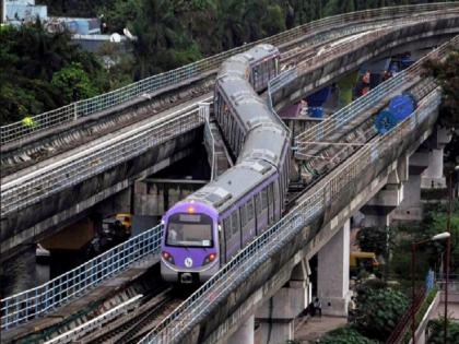 Kolkata Metro Woman Attempts to Commit Suicide on Tracks, service delayed | महिला ने मेट्रो ट्रैक पर की आत्महत्या करने की कोशिश, मेट्रो सेवाएं बाधित Kolkata Metro Woman Attempts to Commit Suicide on Tracks, service delayed | महिला ने मेट्रो ट्रैक पर की आत्महत्या करने की कोशिश, मेट्रो सेवाएं बाधित