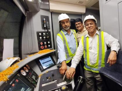 Kolkata Metro creates History first time in India ran under any river trial runs Howrah Maidan to Esplanade Kolkata see video watch | Kolkata Metro: ऐतिहासिक क्षण, कोलकाता मेट्रो ने रचा इतिहास!, पहली बार नदी के नीचे दौड़ी, देखें वीडियो