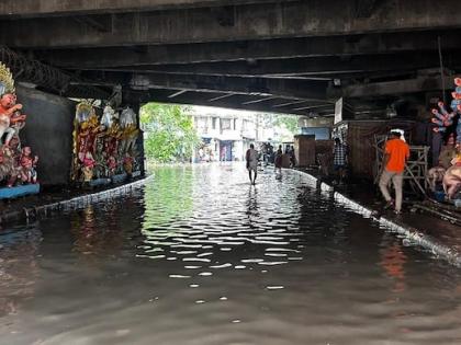Kolkata water heavy rain 7 people died due to electric shock Durga Puja traffic paralysed see video | कोलकाता भारी बारिशः दुर्गा पूजा से पहले कई इलाका जलमग्न, करंट लगने से 7 लोगों की मौत, ट्रेन और मेट्रो रेल सेवाएं बाधित, वीडियो