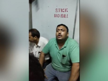 kolkata women harrassed by male passenger in a local train | लोकल ट्रेन में युवती के सीट मांगने पर मिला जवाब- 'गोद में बैठ जाइए'