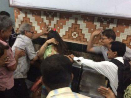 Kolkata: Couple beaten by people for standing close in metro | मेट्रो में गले लगने पर लोगों ने की कपल की पिटाई, तस्लीमा नसरीन ने की फोटो ट्वीट
