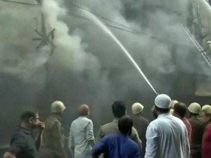 Kolkata: Fire breaks out at Bagri Market in Canning Street; 20 fire engines present on the spot | कोलकाता: बागड़ी मार्किट में आग पर काबू पाने के प्रयास जारी, कारोबारी बेहाल