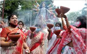 Calcutta HC gives conditional approval to entry in Durga Puja pandal, now 45 people will be able to enter; Played vermilion but still prohibited | दुर्गा पूजा पंडाल में एंट्री को कलकत्ता HC ने दी सशर्त मंजूरी, अब 45 लोग कर सकेंगे प्रवेश; सिंदूर खेला पर अब भी रोक