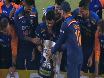 Virat Kohli hands over trophy to debutants Ishan Kishan Suryakumar Yadav after India beat England 3-2 | IND vs ENG: ट्रॉफी जीतने के बाद विराट कोहली ने किया कुछ ऐसा कि हर कोई कर रहा तारीफ, वायरल हो रहा दिल छू लेने वाला वीडियो