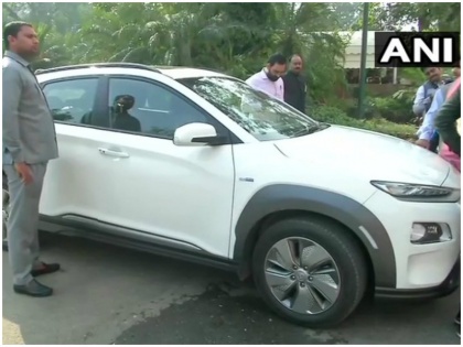 Parliament Session Union Minister Prakash Javadekar Arrives in Hyundai Kona Electric SUV | केंद्रीय मंत्री प्रकाश जावडे़कर के चलते एक बार फिर चर्चा में आई ये कार, जानें डिटेल