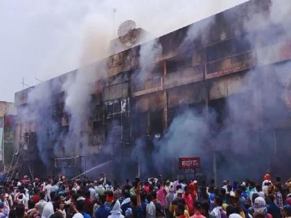 Watch: People Jump From 1st Floor To Evade Fire At Commercial Complex In Chhattisgarh’s Korba | Watch: छत्तीसगढ़ के कोरबा में वाणिज्यिक परिसर में आग से बचने के लिए लोग पहली मंजिल से कूदे, 3 की मौत Watch: People Jump From 1st Floor To Evade Fire At Commercial Complex In Chhattisgarh’s Korba | Watch: छत्तीसगढ़ के कोरबा में वाणिज्यिक परिसर में आग से बचने के लिए लोग पहली मंजिल से कूदे, 3 की मौत
