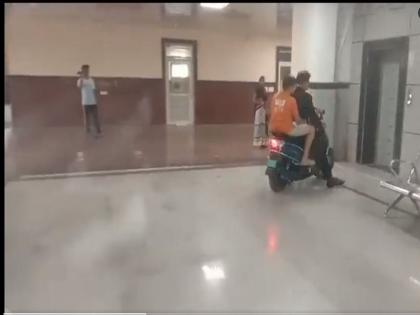 Kota Lawyer Drives Scooter Inside Hospital With Injured Son, Takes Him to 3rd Floor on Vehicle | Watch: घायल बेटे को लेकर कोटा के वकील ने अस्पताल के अंदर चलाया स्कूटर, वाहन को तीसरी मंजिल पर ले गए