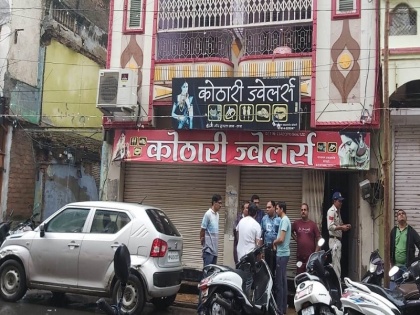 Madhya Pradesh Theft worth crores took place in the jewelery showroom of the nephew of former Home Minister of the state Himmat Kothari, created panic | मध्य प्रदेश: प्रदेश के पूर्व गृहमंत्री हिम्मत कोठारी के भतीजे के ज्वेलरी शोरूम में हुई करोड़ों की चोरी, मचा हड़कंप