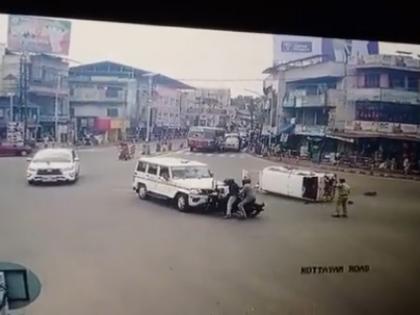 Kerala Education Minister V Sivankutty convoy hits Ambulance 3 injured | केरल के शिक्षा मंत्री के काफिले से एम्बुलेंस की भिड़ंत; टक्कर के बाद पलटी गाड़ी, 3 घायल Kerala Education Minister V Sivankutty convoy hits Ambulance 3 injured | केरल के शिक्षा मंत्री के काफिले से एम्बुलेंस की भिड़ंत; टक्कर के बाद पलटी गाड़ी, 3 घायल