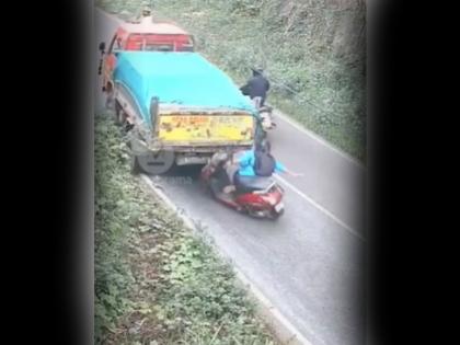 KOZHIKODE accident VIDEO truck suddenly started moving in reverse gear scooter got hit woman narrowly escaped | VIDEO: आगे चलते-चलते अचानक रिवर्स गियर में चलने लगा ट्रक, चपेट में आई स्कूटी, बाल-बाल बची महिला KOZHIKODE accident VIDEO truck suddenly started moving in reverse gear scooter got hit woman narrowly escaped | VIDEO: आगे चलते-चलते अचानक रिवर्स गियर में चलने लगा ट्रक, चपेट में आई स्कूटी, बाल-बाल बची महिला