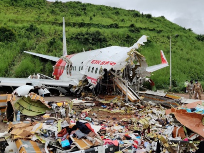 Wrong decision by pilots, condition of air strip possible reasons for Kozhikode crash, says experts | कोझिकोड विमान हादसा: विशेषज्ञों ने बताई दुर्घटना की वजह, दो हिस्सों में टूटकर 35 फुट गहरी खाई में जा गिरा था एक हिस्सा