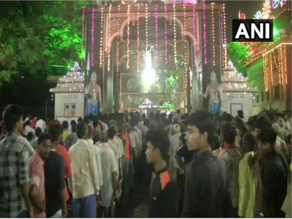 krishna janmashtami 2018 celebrations mathura vrindavan | मथुरा-वृन्दावन से लेकर देशभर में कृष्ण जन्माष्टमी की धूम, मंदिरों में श्रद्धालुओं का लगा तांता krishna janmashtami 2018 celebrations mathura vrindavan | मथुरा-वृन्दावन से लेकर देशभर में कृष्ण जन्माष्टमी की धूम, मंदिरों में श्रद्धालुओं का लगा तांता