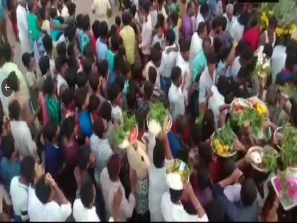 Karnataka lockdown violation people gathered in large numbers in kolagondanahalli village of ramanagara for village fair | लॉकडाउन पर भारी पड़ रही आस्था, हजारों की संख्या में ग्रामीणों ने की पूजा, अधिकारी सस्पेंड